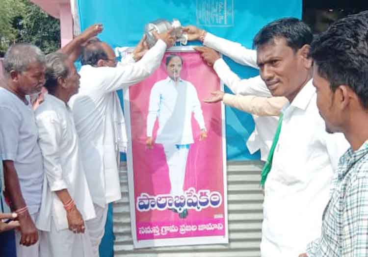 సీఎం కేసీఆర్‌ చిత్రపటానికి పాలాభిషేకం