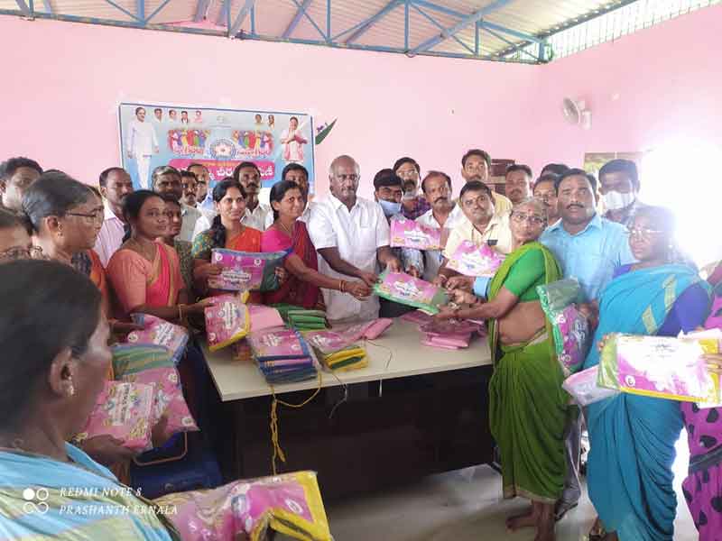 గ్రామాల్లో బతుకమ్మ చీరెల పంపిణీ