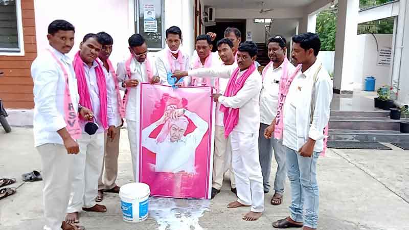 సీఎం కేసీఆర్‌ చిత్రపటానికి  పాలాభిషేకం