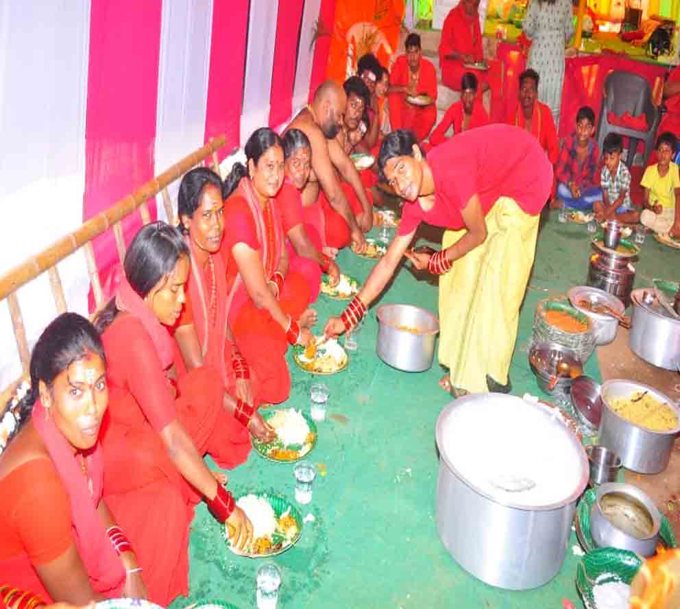 Khammam | నవదుర్గా ఉత్సవ కమిటీ ఆధ్వర్యంలో భవానీలకు అన్నదానం..