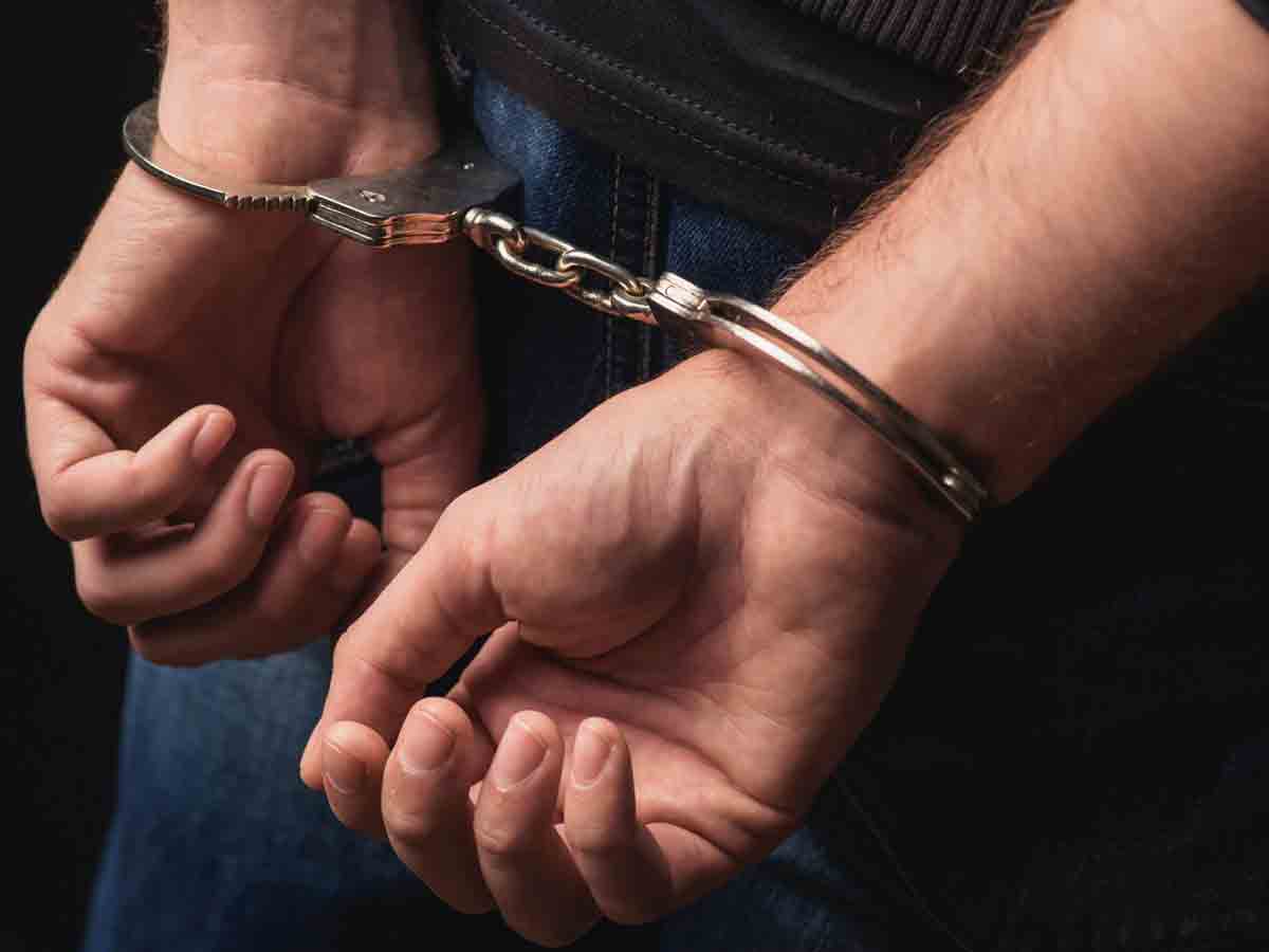 కశ్మీర్లో ఉగ్రవాది అరెస్ట్.. గ్రనేడ్ స్వాధీనం
