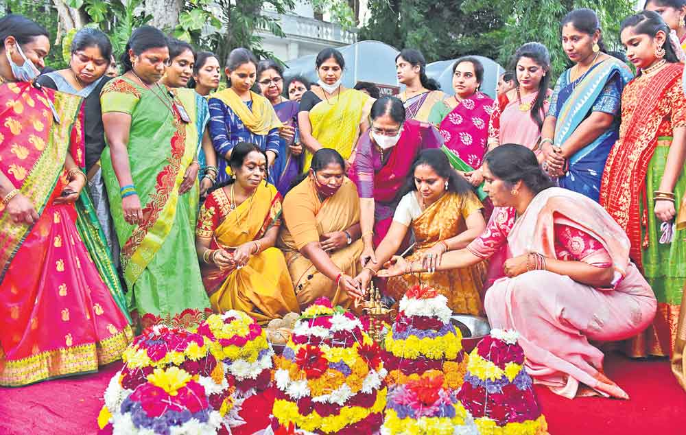 అసెంబ్లీ ఆవరణలో బతుకమ్మ