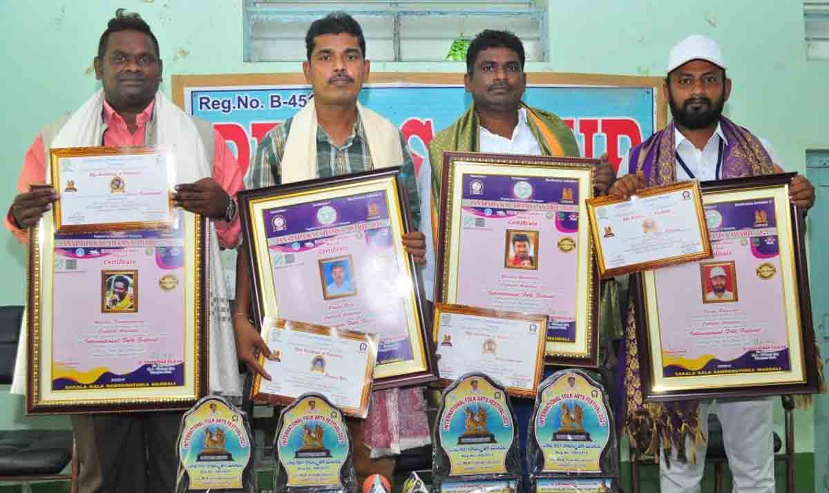 Awards | ఖమ్మంజిల్లా కళాకారులకు అంతర్జాతీయ అవార్డులు..