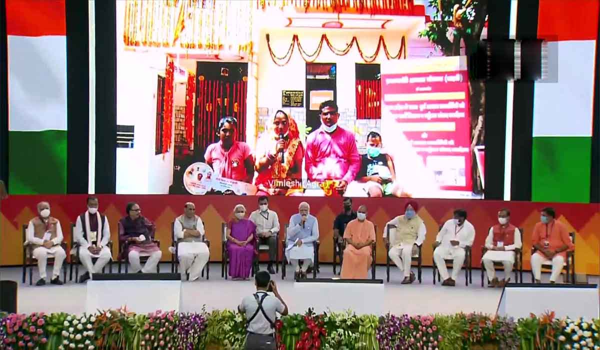 ఆవాస్ యోజ‌న కింద 75వేల ఇండ్లు అంద‌జేసిన ప్ర‌ధాని