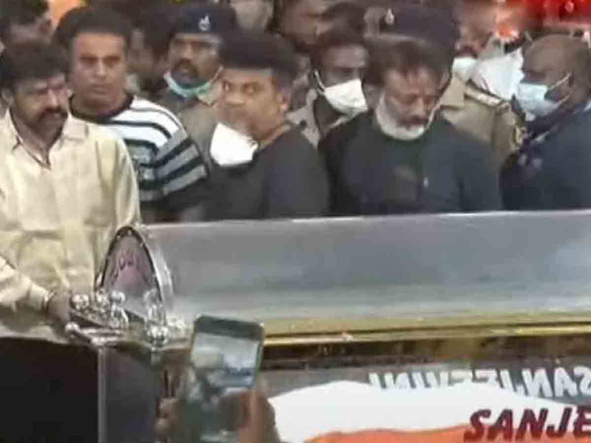 Bala Krishna: పునీత్ పార్ధీవ దేహానికి నివాళులు అర్పించిన బాల‌కృష్ణ‌