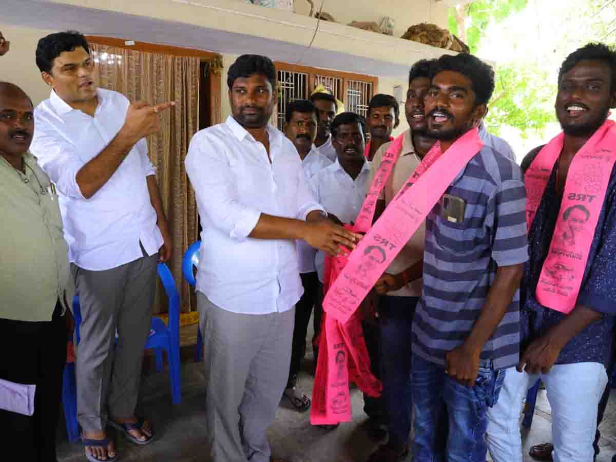 Huzurabad | టీఆర్ఎస్ పార్టీలోకి క్యూ క‌ట్టిన యువ‌త‌..