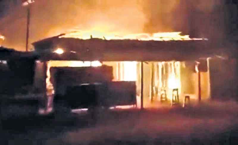 బంగ్లాదేశ్‌లో 29 మంది హిందువుల ఇండ్లకు నిప్పు