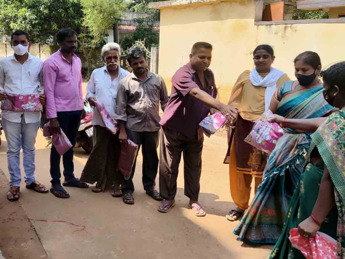 bathukamma sarees | ఇంటింటికీ  బతుకమ్మ చీరెలు పంపిణీ ఎక్కడంటే..?
