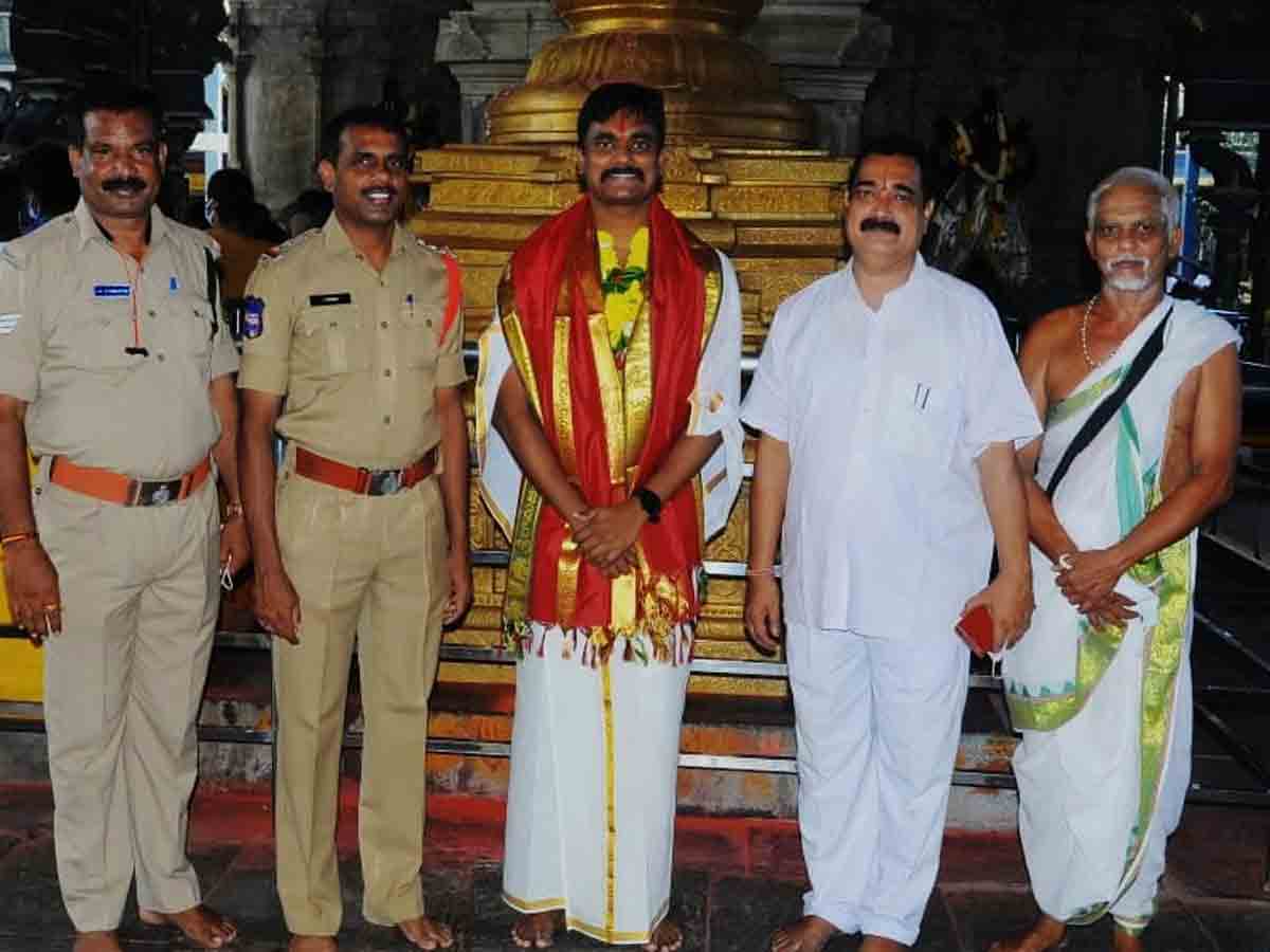 Bhadradri temple |  భద్రాద్రి రామయ్య సేవలో కొత్తగూడెం ఏఎస్పీ రోహిత్ రాజు..