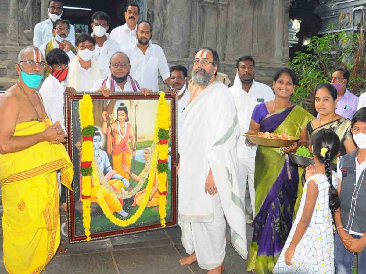 Bhadradri temple | భద్రాద్రి రామయ్యను దర్శించుకున్న సినీ నిర్మాత..