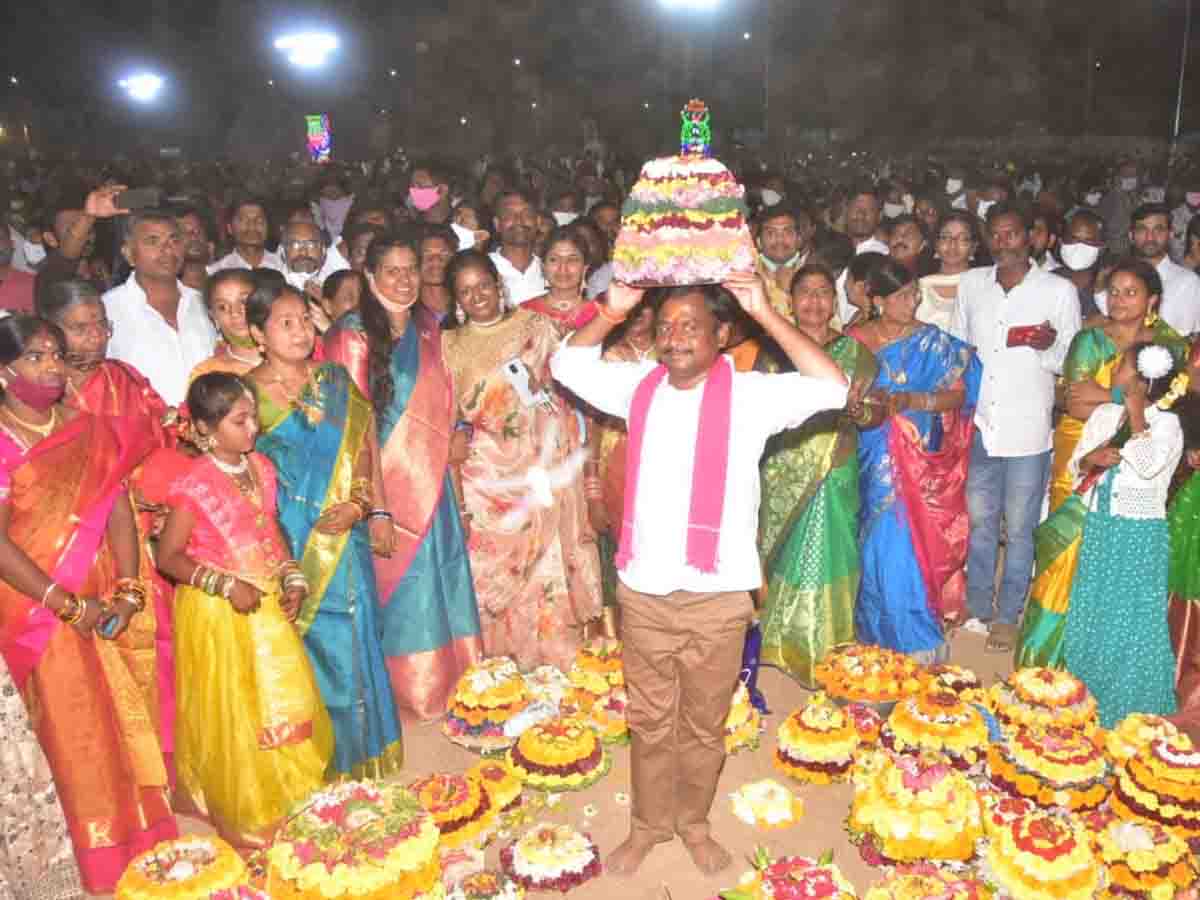 Gellu srinivasyadav | స‌ద్దుల‌ బతుక‌మ్మ సంబురాల్లో గెల్లు శ్రీనివాస్ యాద‌వ్‌ సంద‌డి..