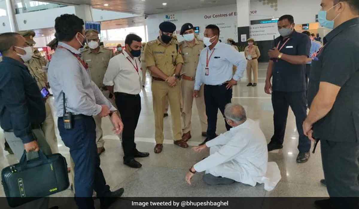 ల‌క్నో ఎయిర్‌పోర్ట్‌లో బైఠాయించిన చ‌త్తీస్‌ఘ‌డ్ సీఎం