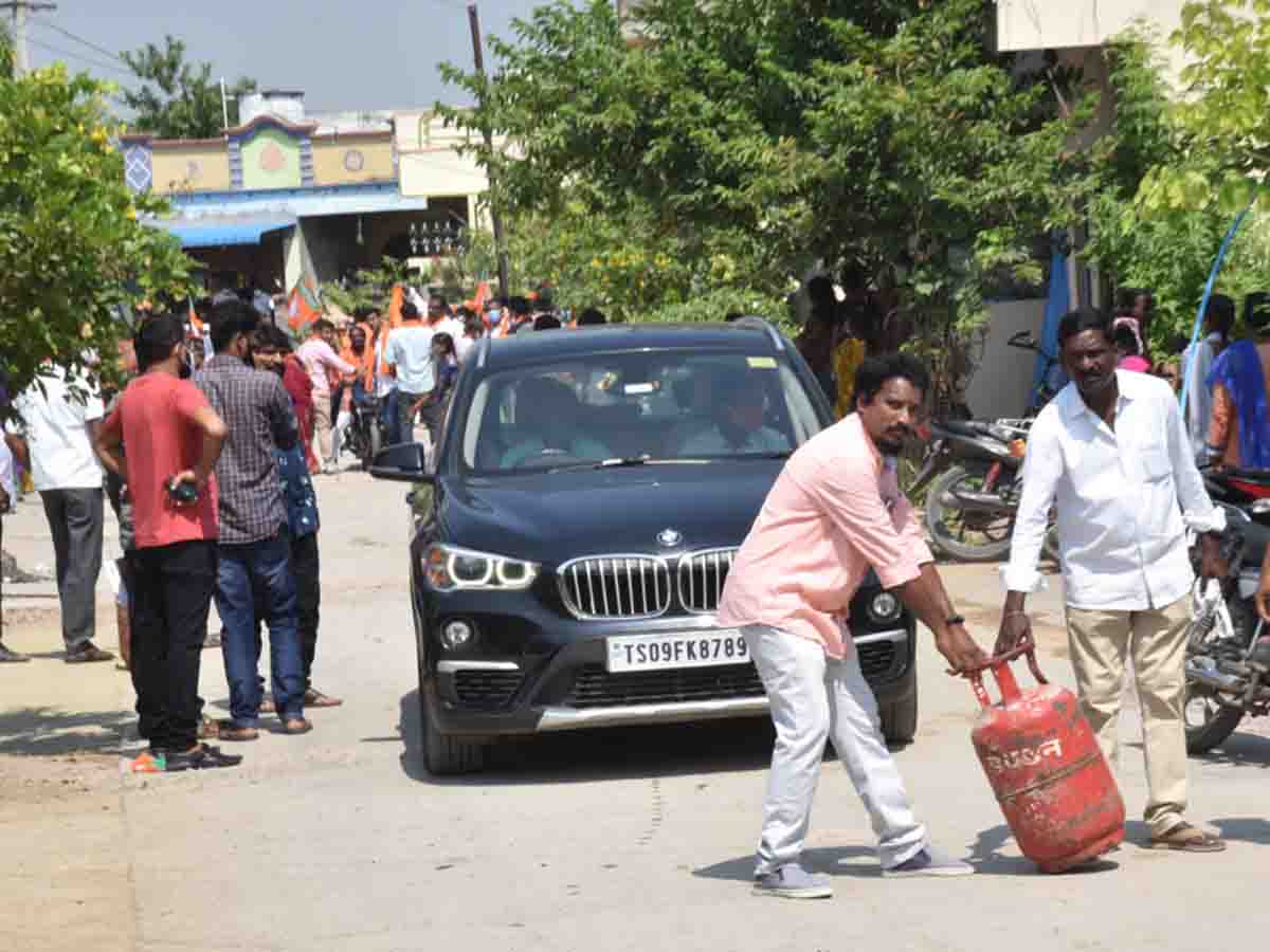 Huzurabad | బీజేపీ నాయ‌కుల‌కు గ్యాస్ సిలిండ‌ర్ల‌తో స్వాగతం..! ఎక్క‌డంటే..?