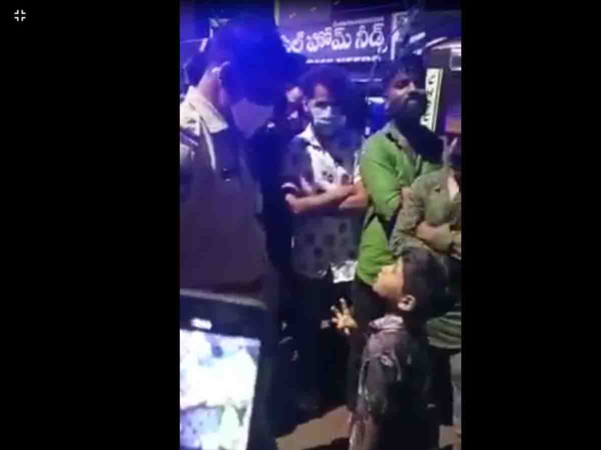 Viral video | సార్‌.. ఏమ‌న్నా ఉంటే రేపు చూసుకుందాం..డీజే పెట్ట‌నియ్యున్రి..పోలీసుతో బుడ‌త‌డి స‌ర‌దా వాగ్వాదం!!