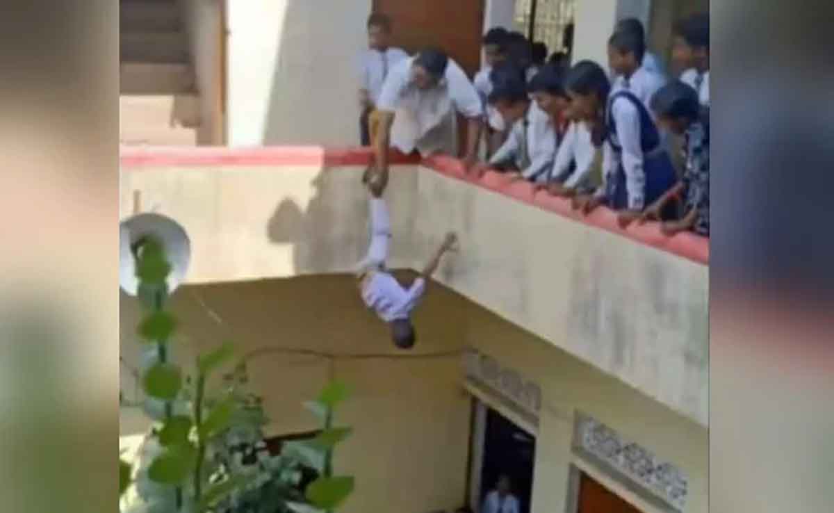 సెకండ్ క్లాస్ పిల్లాడిని బిల్డింగ్ మీద త‌ల‌కిందులుగా వేలాడ‌దీసిన హెడ్‌మాస్ట‌ర్‌.. వైర‌ల్ ఫోటో