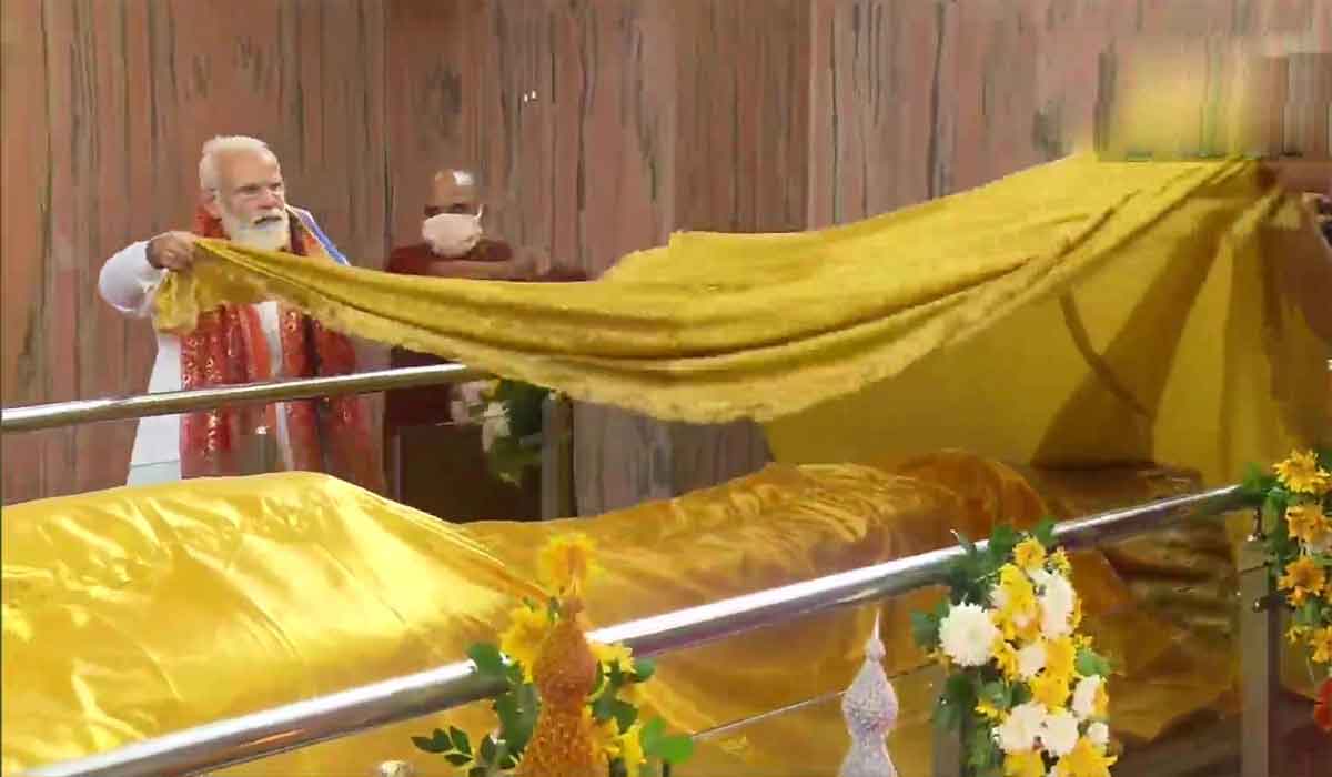 బుద్దుడి ఆల‌యాన్ని సంద‌ర్శించిన మోదీ.. బౌద్ధ గురువుల‌కు స‌న్మానం