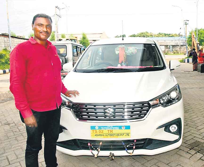 కారులో కాలరెగరేస్తూ..