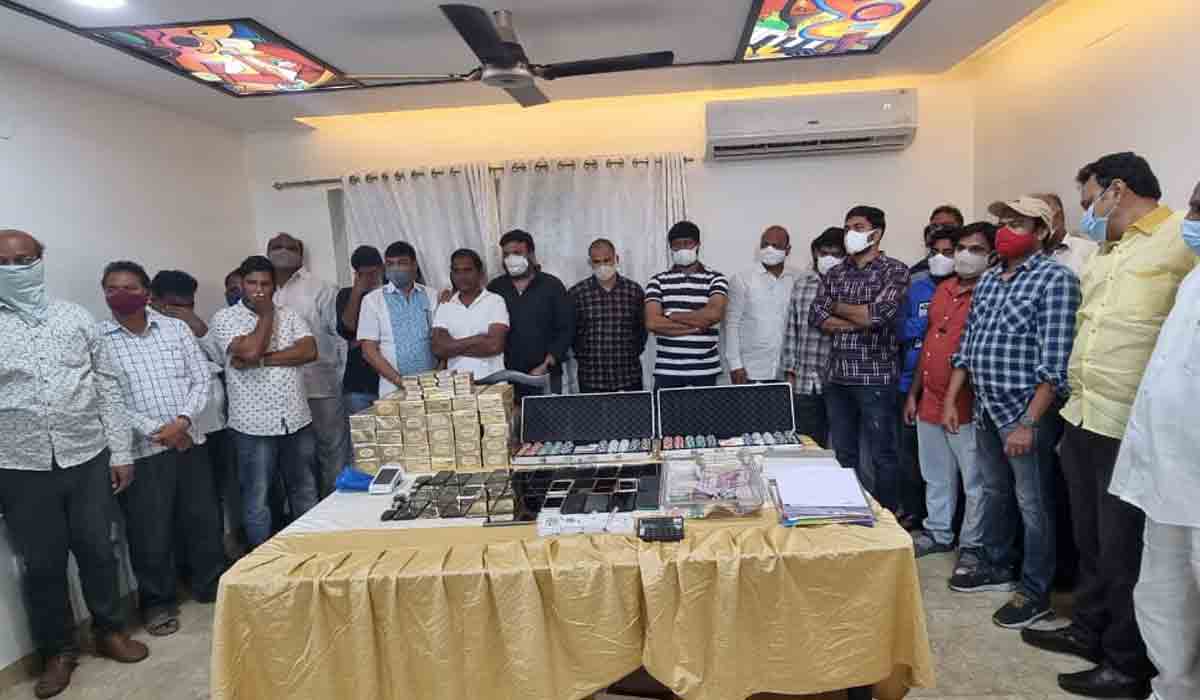 Crime News | హైదరాబాద్‌లో పేకాట ఆడుతున్న 30 మంది అరెస్టు