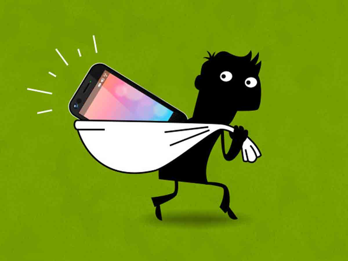 మొబైల్‌ షాప్‌లో చోరీ.. తొమ్మిది సెల్‌ఫోన్లు ఎత్తుకెళ్లిన దుండగులు