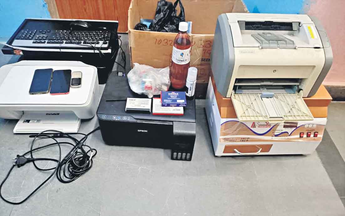 చాయ్‌ డికాక్షన్‌తో నకిలీ పత్రాలు