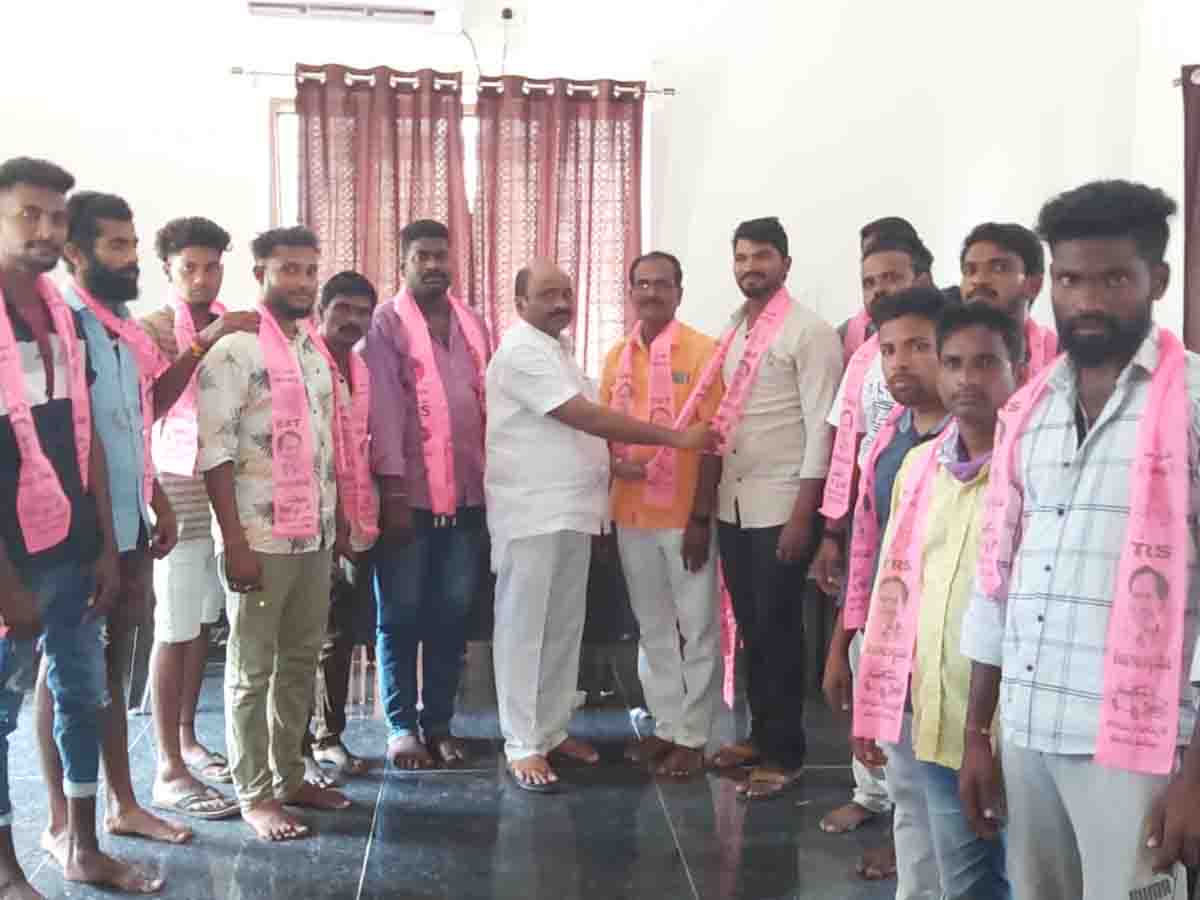 Huzurabad | టీఆర్ఎస్‌లోకి గూడూరు యువ‌త‌..గులాబీ కండువాలు క‌ప్పి ఆహ్వానించిన ఎమ్మెల్యే ధ‌ర్మారెడ్డి