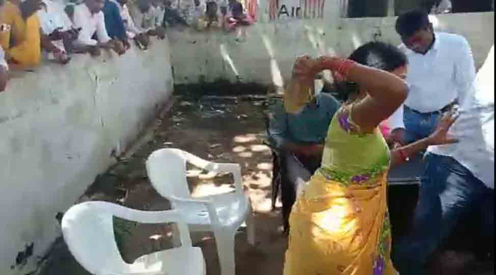 సర్పంచ్‌పై చెప్పుతో దాడి