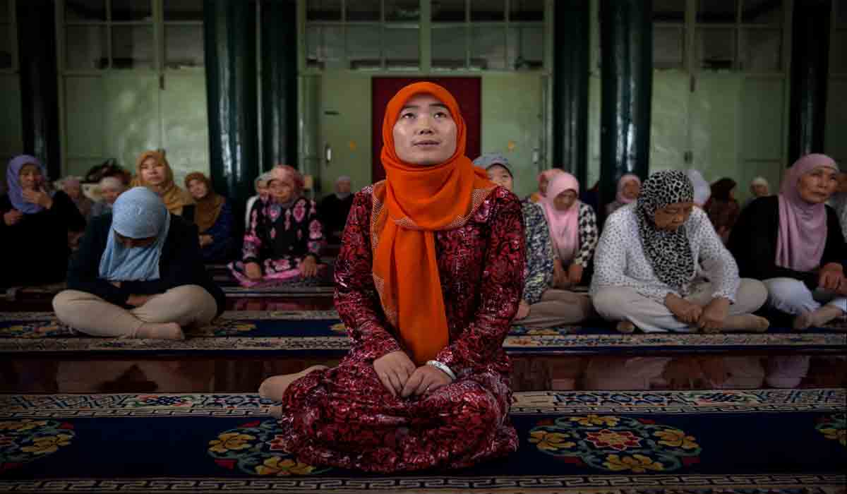 ముస్లిం మ‌హిళ‌ల‌కు నో వాట్సాప్‌.. చైనా ఆంక్ష‌లు.. ఇదీ కార‌ణం!