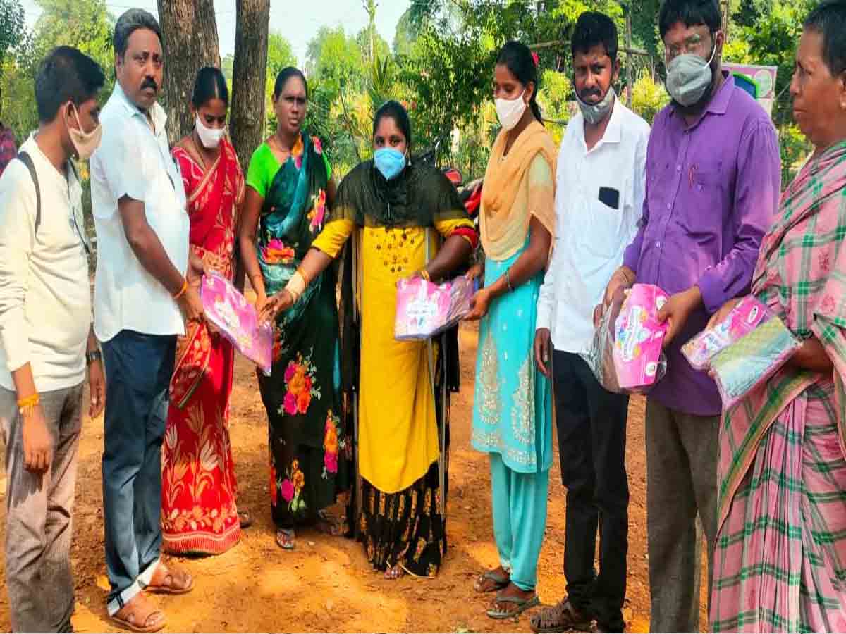 Bathukamma sarees | పల్లెల్లో పండుగలా బతుకమ్మ చీరెల పంపీణీ..