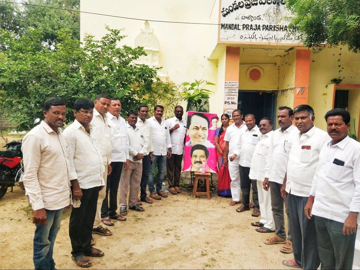 సీయం కేసీఆర్‌, మంత్రి వేముల ప్రశాంత్‌ రెడ్డి చిత్రపటాలకు క్షీరాభిషేకం