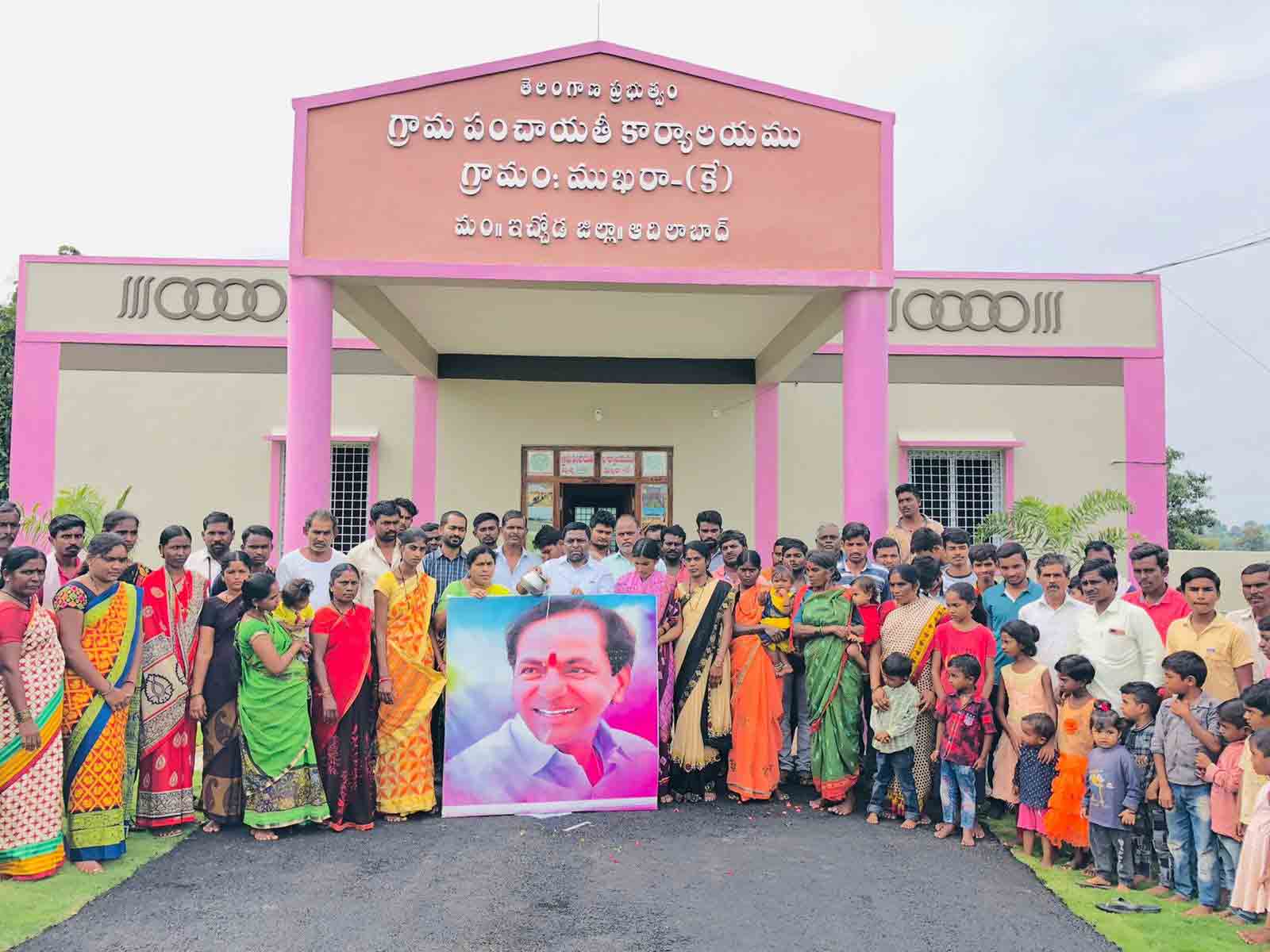 సీఎం ఫ్లెక్సీకి క్షీరాభిషేకం చేసిన ముక్రా గ్రామస్తులు