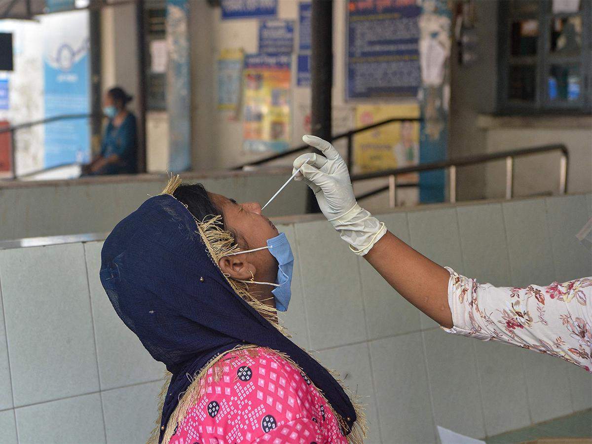 “థ‌ర్డ్ వేవ్‌పై స్ప‌ష్ట‌మైన అంచ‌నాలు లేవు”