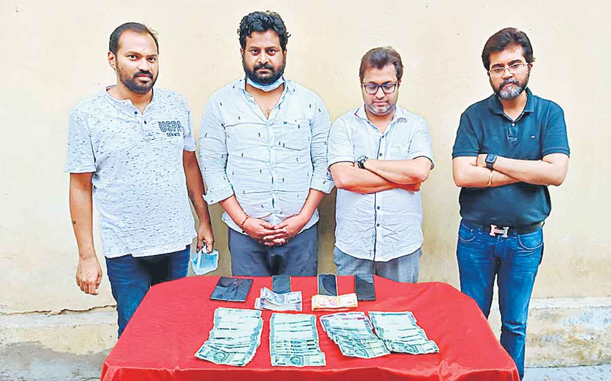 క్రికెట్‌ బెట్టింగ్‌లో నలుగురి అరెస్టు