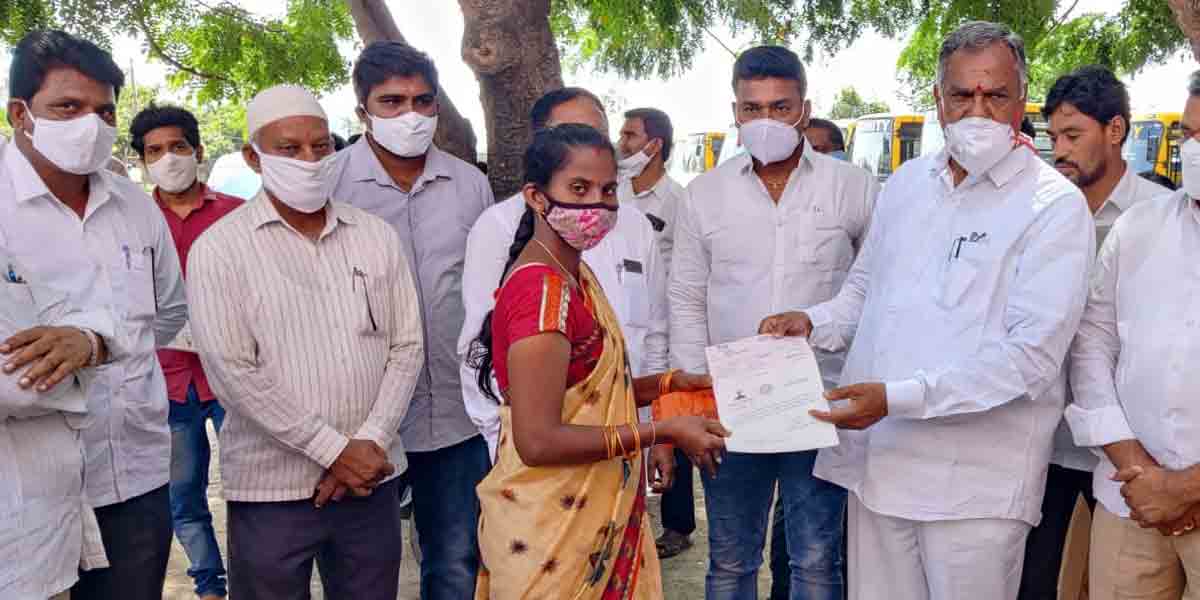 సీఎంఆర్‌ఎఫ్‌ చెక్కులు పంపిణీ చేసిన ఎమ్మెల్యే దాసరి