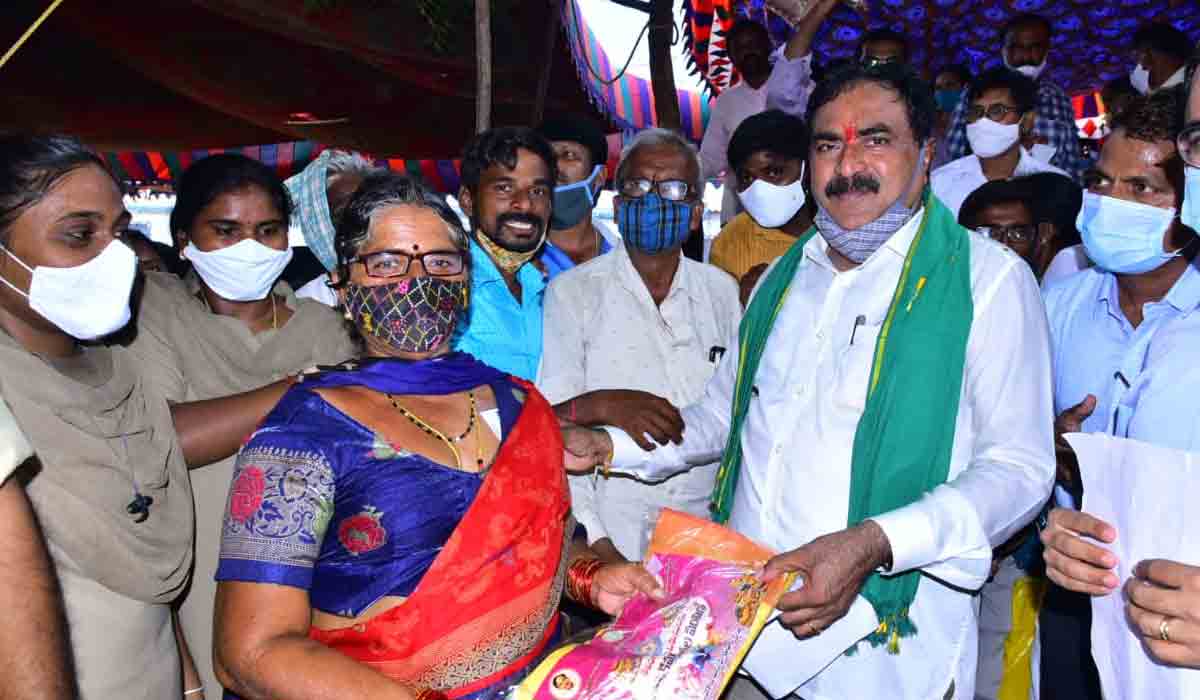 పేద ఇంటి ఆడపడుచులకు ప్రభుత్వ కానుక బతుకమ్మ చీరెలు: మంత్రి ఎర్రబెల్లి