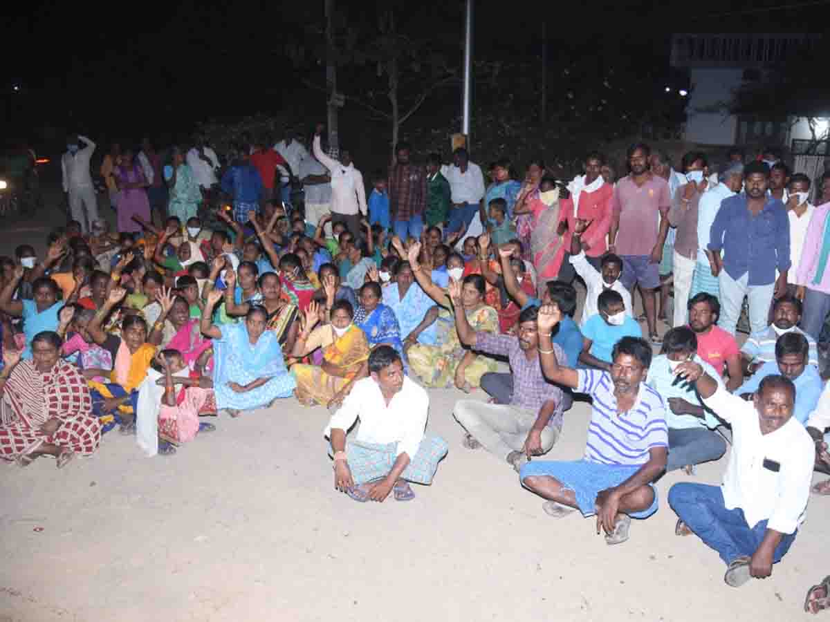 Huzurabad | బీజేపీ నాయ‌కులు ప్ర‌లోభాల‌కు గురిచేస్తున్నారు..రోడ్డుపై బైటాయించిన ద‌ళితులు