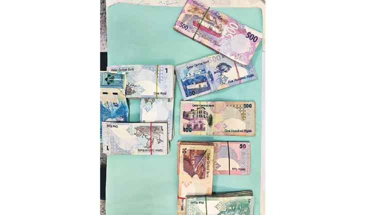 విమానాశ్రయంలో విదేశీ కరెన్సీ పట్టివేత