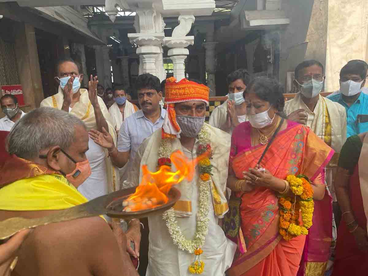 అన్నవరం సత్యనారాయణస్వామిని దర్శించుకున్న మంత్రి ఎర్రబెల్లి