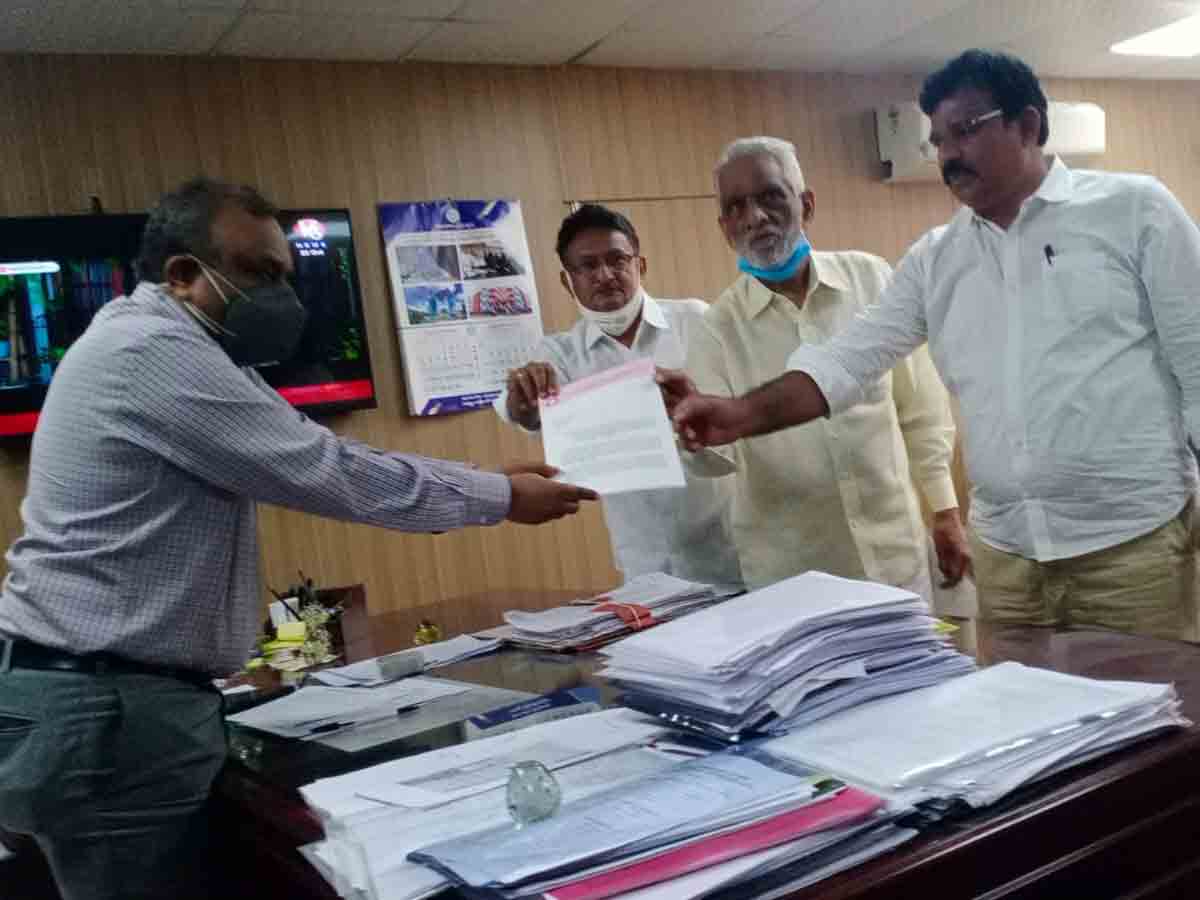 బీజేపీ అభ్యర్థి పై చర్యలు తీసుకోవాలని ఈసీకి టీఆర్‌ఎస్‌ నేతల ఫిర్యాదు