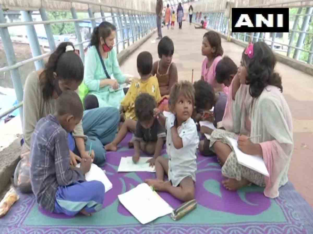 వీధి పిల్లలకు.. ఫుట్ ఓవర్ బ్రిడ్జీలపై క్లాసులు