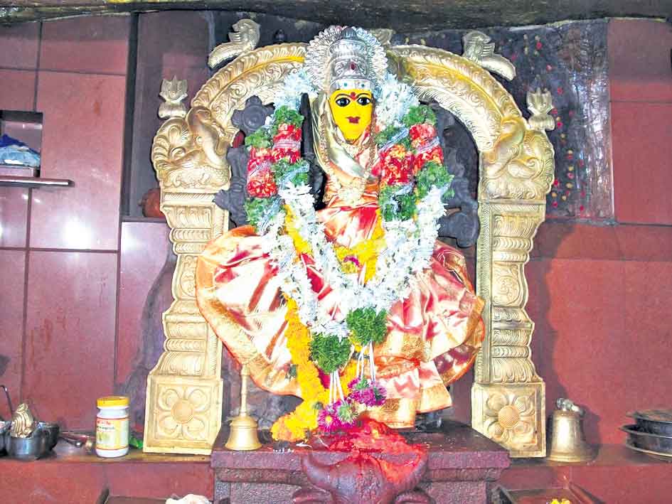 Gayathri Devi : నేటి అలంకారం గాయత్రీ దేవి