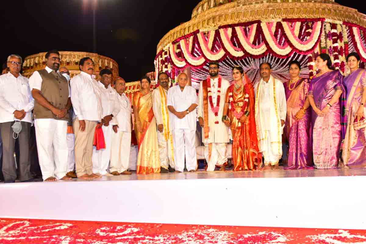 న్యాయ‌వాది తంగిరాల కుమారుడి పెళ్లికి హాజ‌రైన మంత్రి ఎర్ర‌బెల్లి