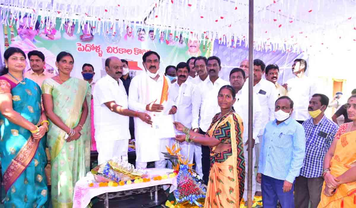 Double Bedroom | దసరా కానుకగా డబుల్ బెడ్రూం ఇళ్లు పంపిణీ చేసిన మంత్రి ఎర్రబెల్లి దయాకర్‌ రావు