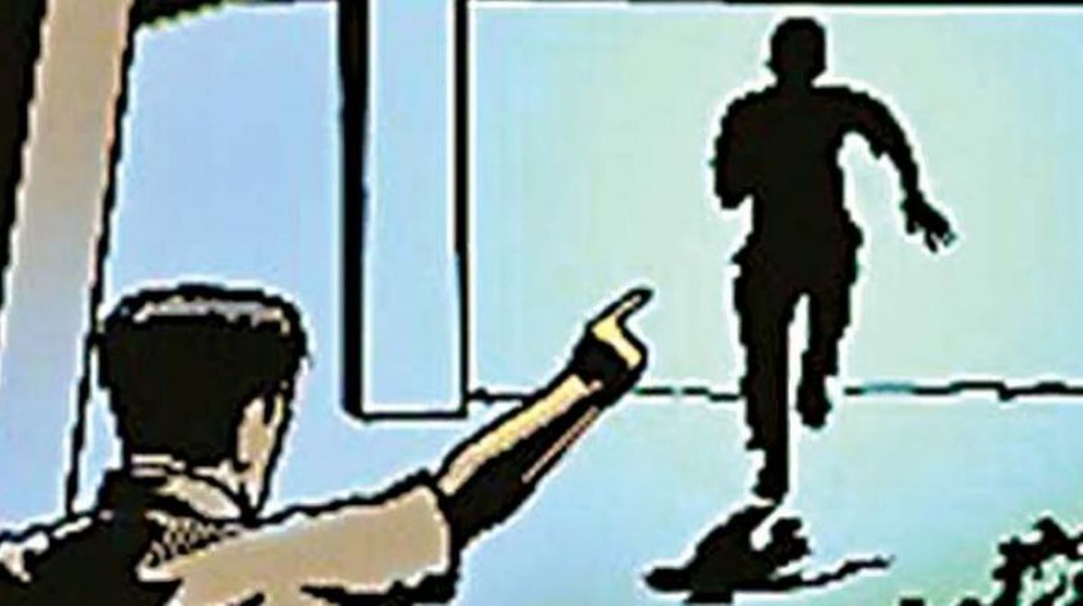 Escaped |పోలీస్ క‌స్ట‌డీ నుంచి దోపిడి దొంగ ప‌రార్
