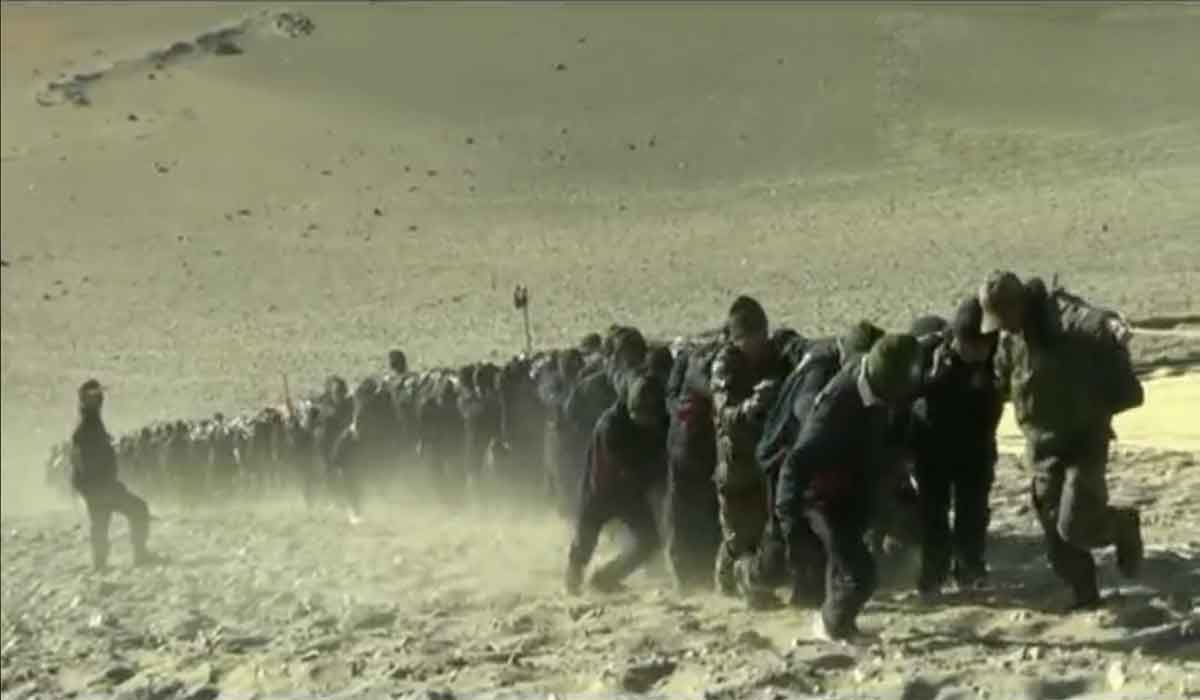 150 మంది సైనికులు.. జాతీయ జెండాను కొండ‌పైకి మోసుకెళ్లారు.. వీడియో