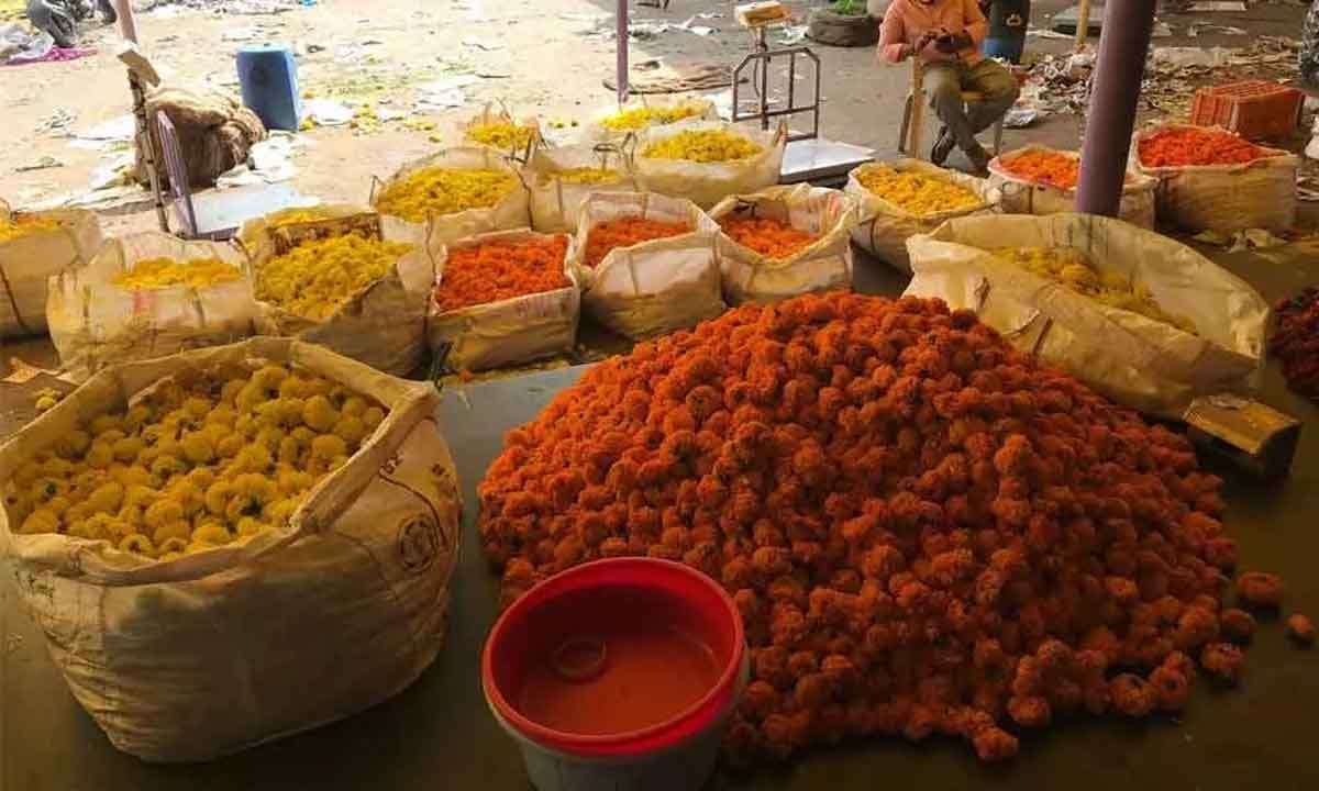 పూల ధరలకు రెక్కలు