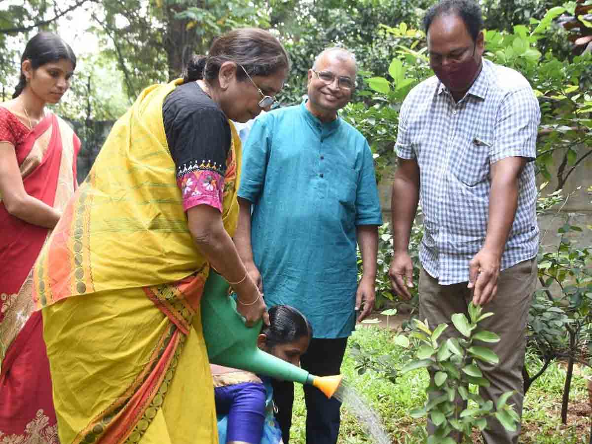 గ్రీన్ ఇండియా చాలెంజ్ : మొక్కలు నాటిన ప్రొఫెసర్ శాంతా సిన్హా