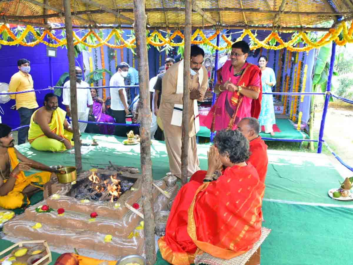 మహా చండీ యాగంలో పాల్గొన్న మంత్రి ఎర్రబెల్లి