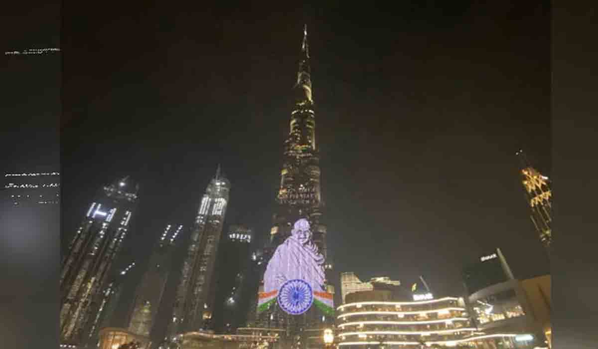 గాంధీ జ‌యంతి నాడు బుర్జ్ ఖ‌లీఫాపై మ‌హాత్ముడు.. వీడియో