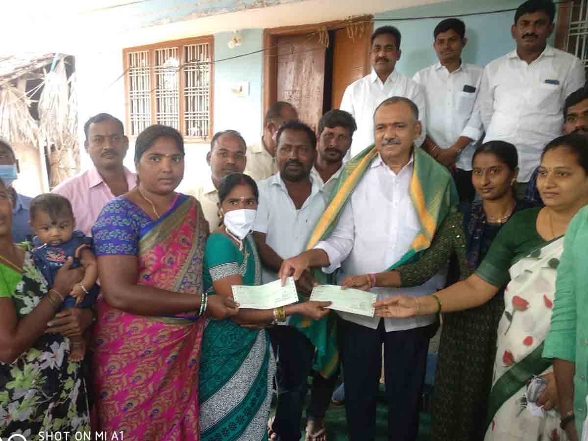 కల్యాణ లక్ష్మి చెక్కులు పంపిణీ చేసిన ఎమ్మెల్యే గండ్ర