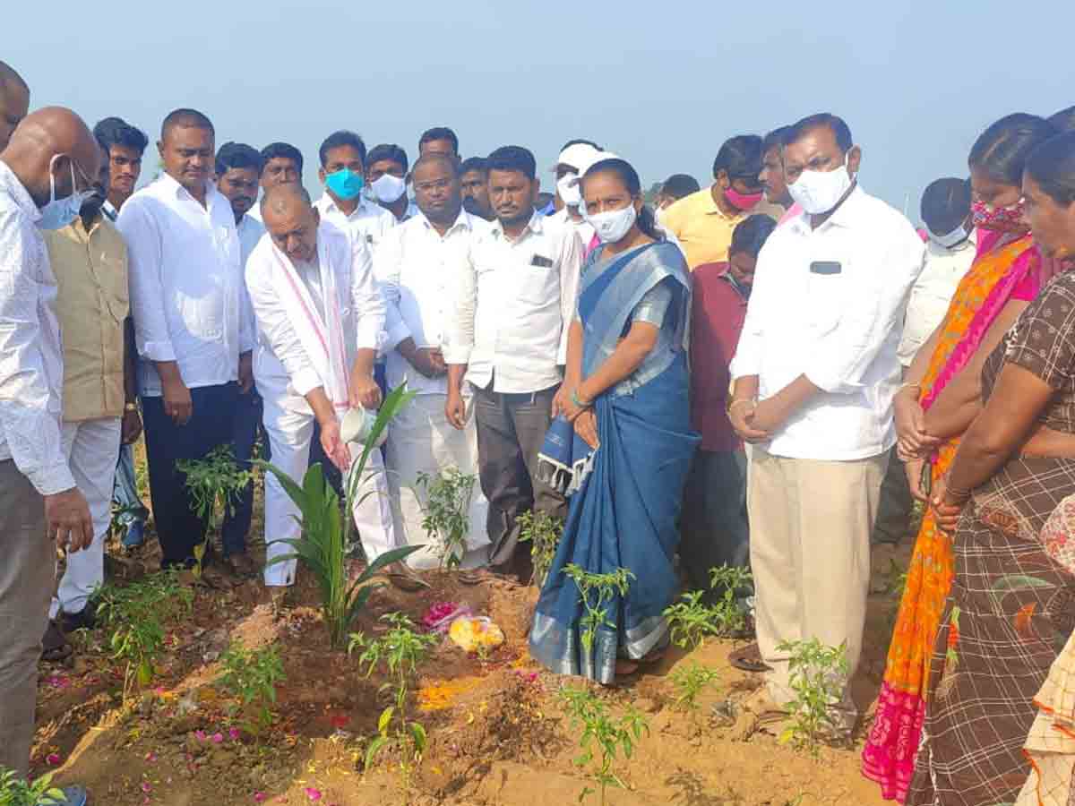 ఆయిల్ ఫామ్ పంటను సాగు చేయాలి : ఎమ్మెల్యే గండ్ర